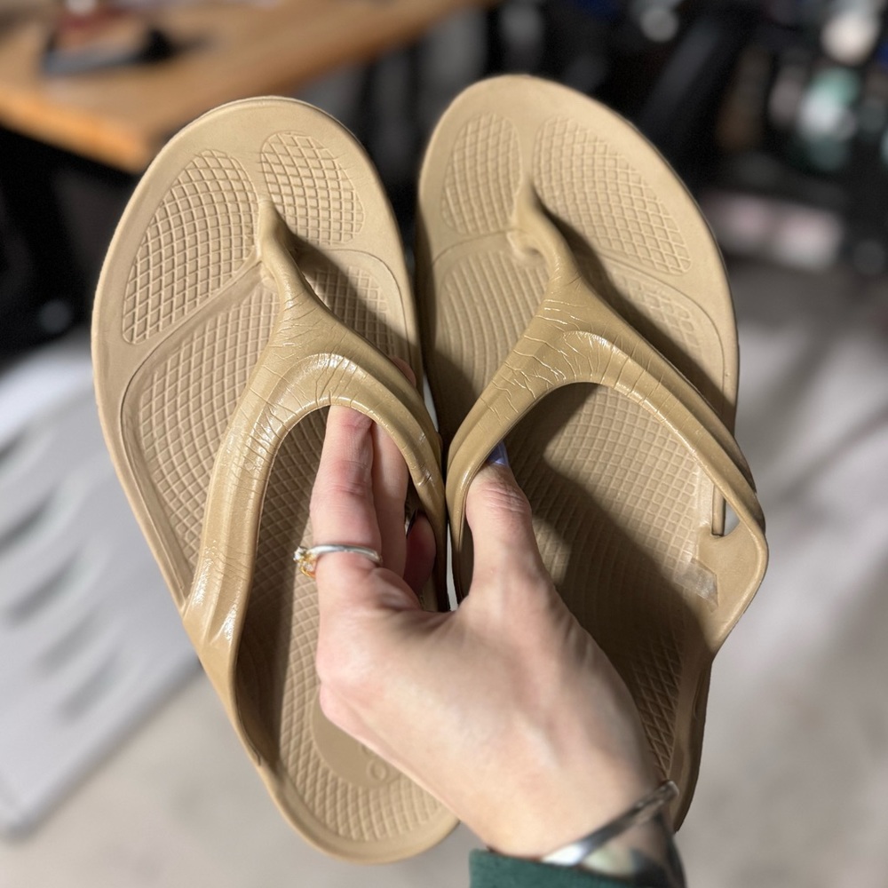 OOFOS women’s taupe sandals